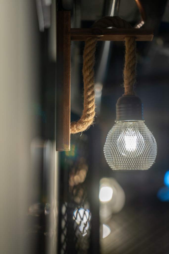 紅酒倉燈光氛圍